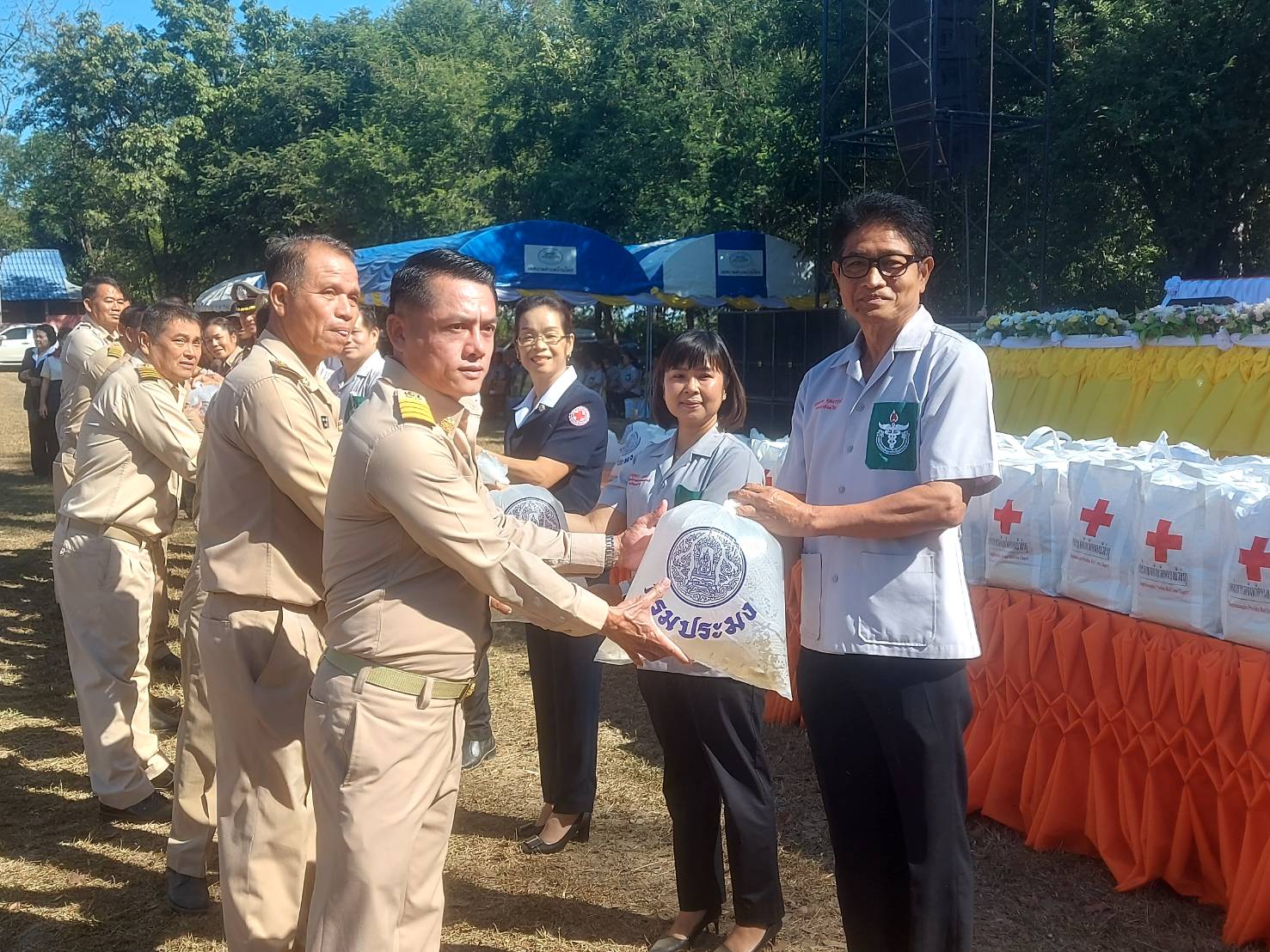 นายบุญหลาย กุลนารัตน์ ประมงจังหวัดหนองบัวลำภู พร้อมด้วยนายสมจิตร์ พงษ์ภุมมา หัวหน้ากลุ่มบริหารจัดการด้านประมง นายสมมิตร ธรรมมิยะ ประมงอำเภอสุวรรณคูหา และเจ้าหน้าที่สำนักงานประมงจังหวัดหนองบัวลำภู ออกหน่วยบริการร่วมกับหน่วยแพทย์เคลื่อนที่ พอ.สว. ตามโครงการ “หน่วยบำบัดทุกข์ บำรุงสุข สร้างรอยยิ้มให้แก่ประชาชน..คลิก