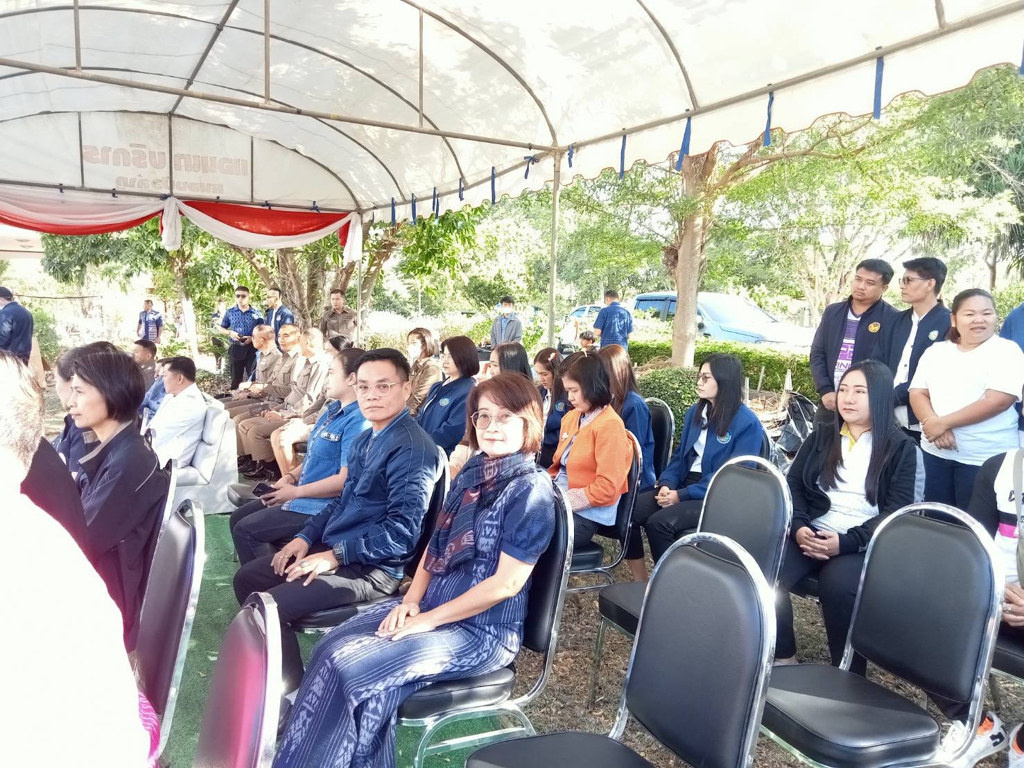 นายบุญหลาย  กุลนารัตน์ ประมงจังหวัดหนองบัวลำภู พร้อมด้วย พร้อมด้วยนางถนอมขวัญ  นอศรี หัวหน้ากลุ่มงานบริหารและยุทธศาสตร์ และเจ้าหน้าที่ ร่วมบริจาควันรวมน้ำใจให้กาชาดจังหวัดหนองบัวลำภู
