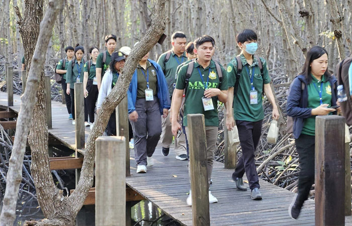 สำนักงานปลัดกระทรวงทรัพยากรธรรมชาติและสิ่งแวดล้อม ศึกษาดูงานศูนย์ศึกษาการพัฒนาอ่าวคุ้งกระเบนฯ..คลิก