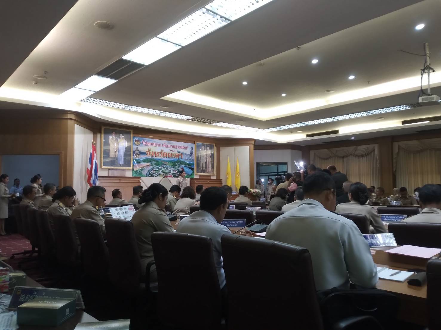 ภาพกิจกรรมร่วมประชุมคณะกรมการจังหวัด ครั้งที่ 10/2566 เพื่อรับนโยบายต่างๆของรัฐบาลและผู้ว่าราชการจังหวัดยะลา..คลิก
