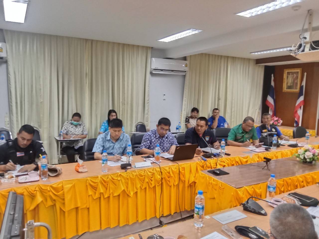 ภาพกิจกรรมร่วมประชุมหารือเพื่อเตรียมความพร้อมในการนำคณะหัวหน้าส่วนราชการสำรวจแหล่งท่องเที่ยว ในพื้นที่รอบบริเวณทะเลสาบฮาลา-บาลา เขื่อนบางลาง(ยะลา)