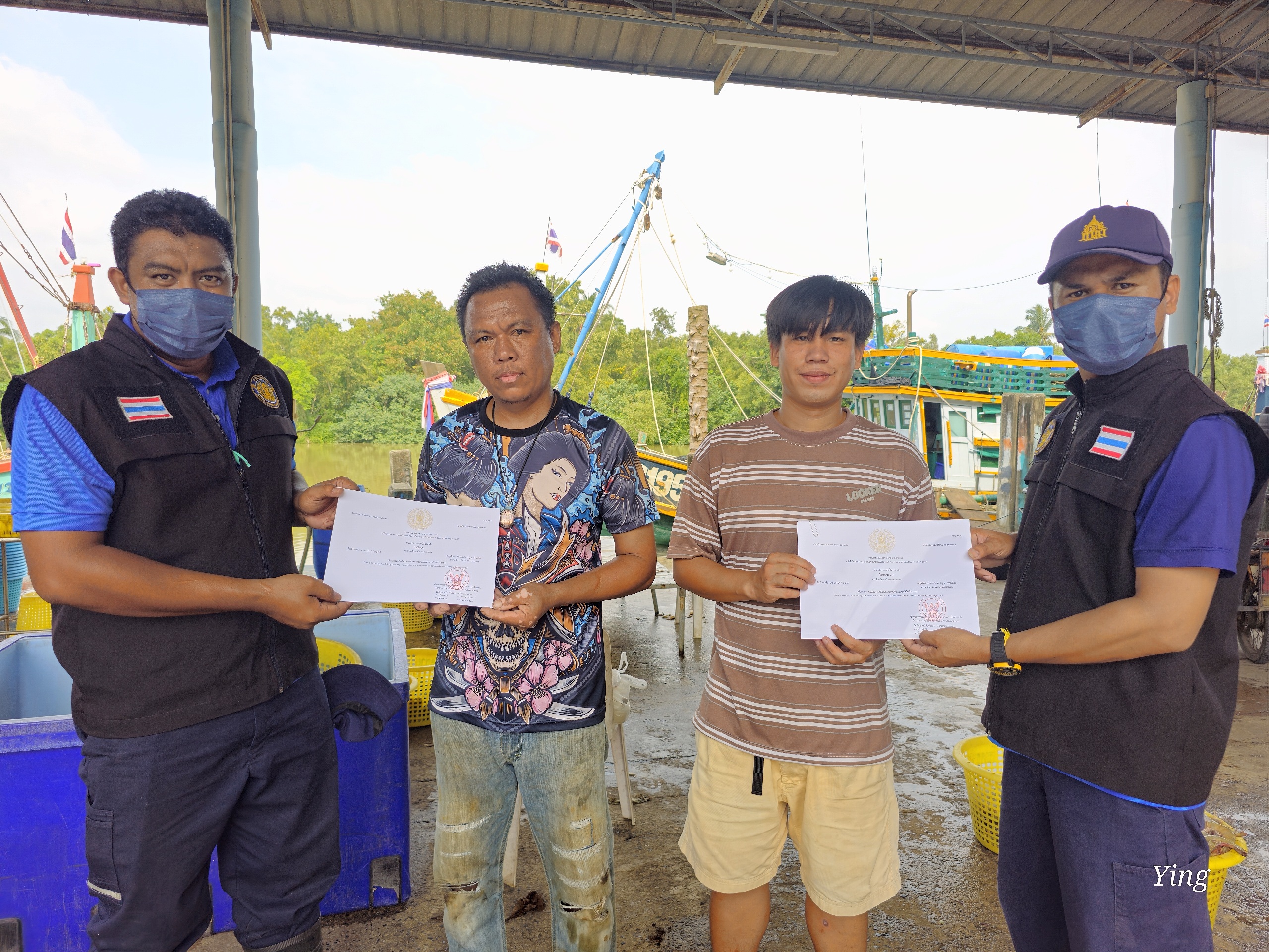 เมื่อวันที่ 11-15 ธันวาคม พ.ศ. 2566 เจ้าหน้าที่ศูนย์วิจัยและพัฒนาประมงทะเลสงขลา ให้บริการตรวจประเมินมาตรฐานด้านสุขอนามัยในเรือประมง ในเขตพื้นที่จังหวัดนครศรีธรรมราช เพื่อออกหนังสือรับรองมาตรฐานด้านสุขอนามัยในเรือประมง (สร.3) ฉบับใหม่ ให้กับเรือประมงพาณิชย์ จำนวน 122 ลำ ตามประกาศกรมประมง เรื่องมาตรฐานด้านสุขอนามัยในเรือประมงและหลักเกณฑ์ในการออกหนังสือรับรอง พ.ศ. 2566