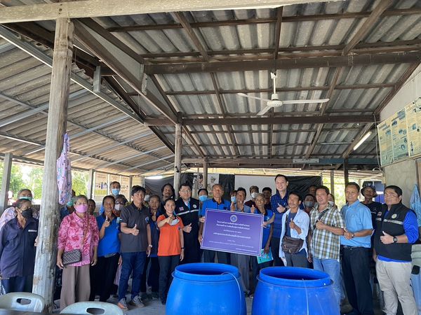 สำนักงานประมงพื้นที่กรุงเทพมหานคร ลงพื้นที่ติดตามการดำเนินงานและสาธิตการใช้ หัวเชื้อจุลินทรีย์ (ปม.1)