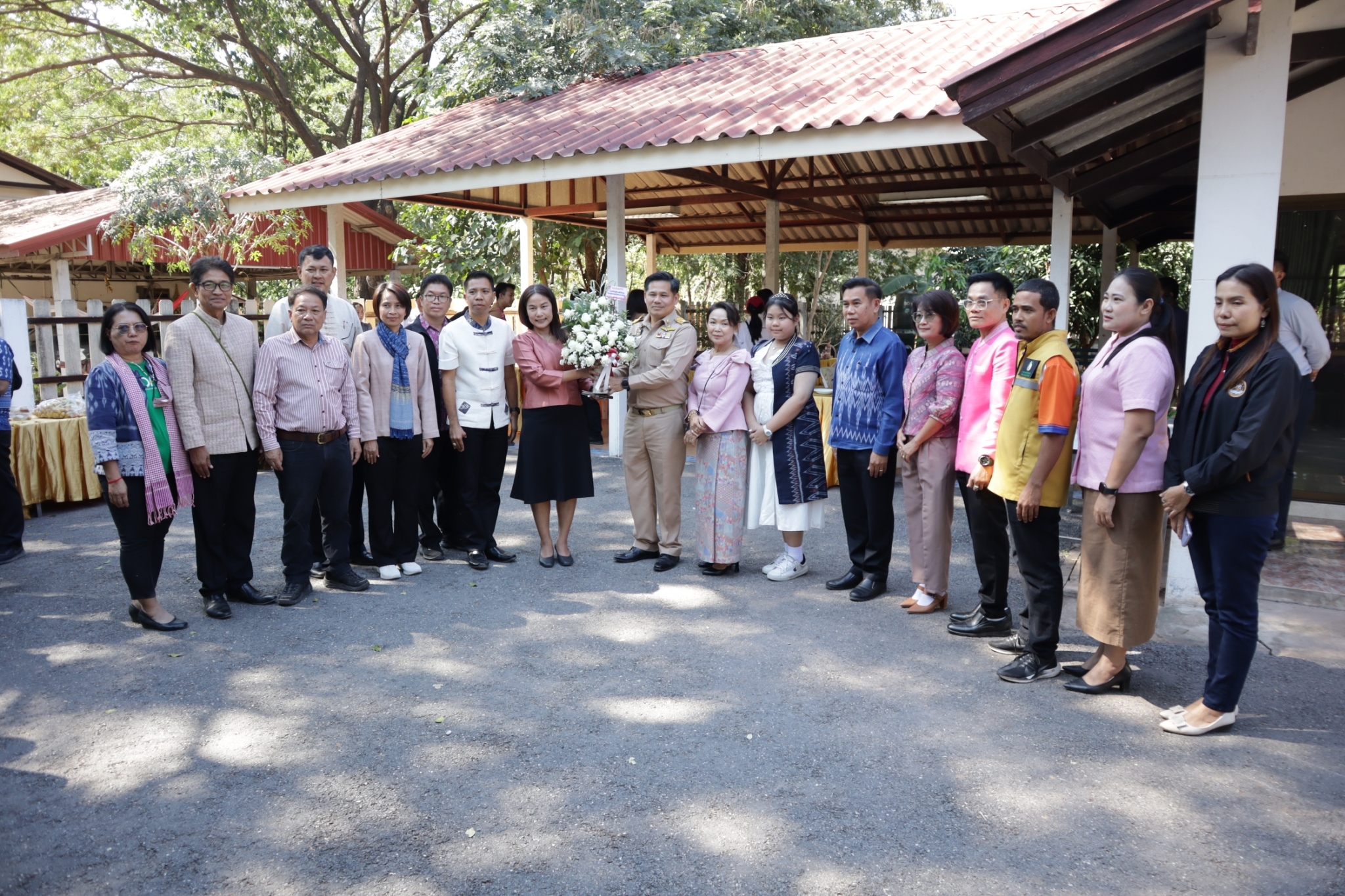 นายบุญหลาย  กุลนารัตน์ ประมงจังหวัดหนองบัวลำภู พร้อมด้วยนางถนอมขวัญ  นอศรี หัวหน้ากลุ่มงานบริหารและยุทธศาสตร์ และเจ้าหน้าที่สำนักงานประมงจังหวัดหนองบัวลำภูร่วมแสดงความยินดีและให้การต้อนรับ นายพิสิษฐ์ชัย อภัยปิยกุล รองผู้ว่าราชการจังหวัดหนองบัวลำภู