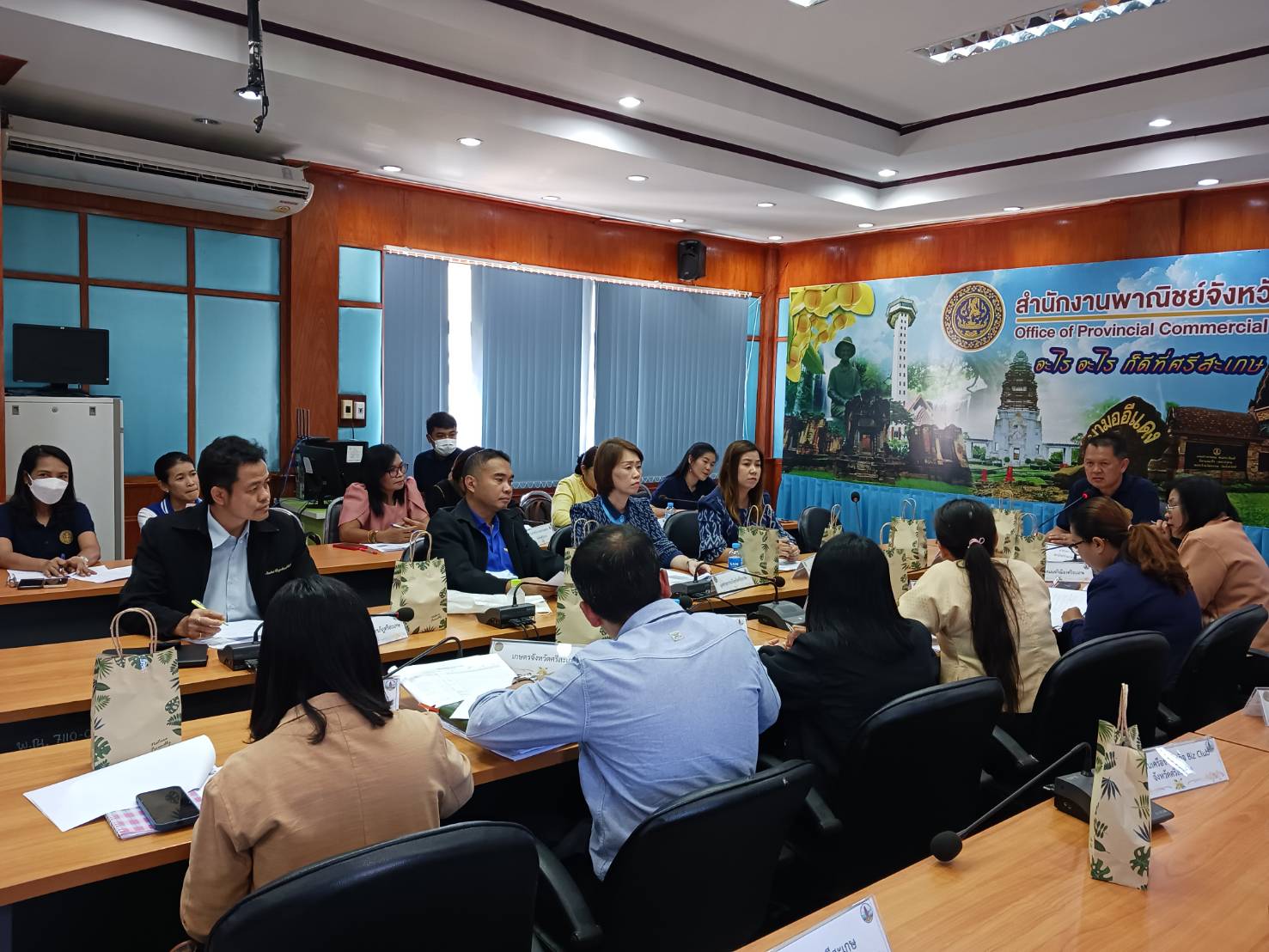 เข้าร่วมประชุมแผนการดำเนินกิจกรรมที่ได้รับจัดสรรงบประมาณของสำนักงานพาณิชย์จังหวัดศรีสะเกษ..คลิก