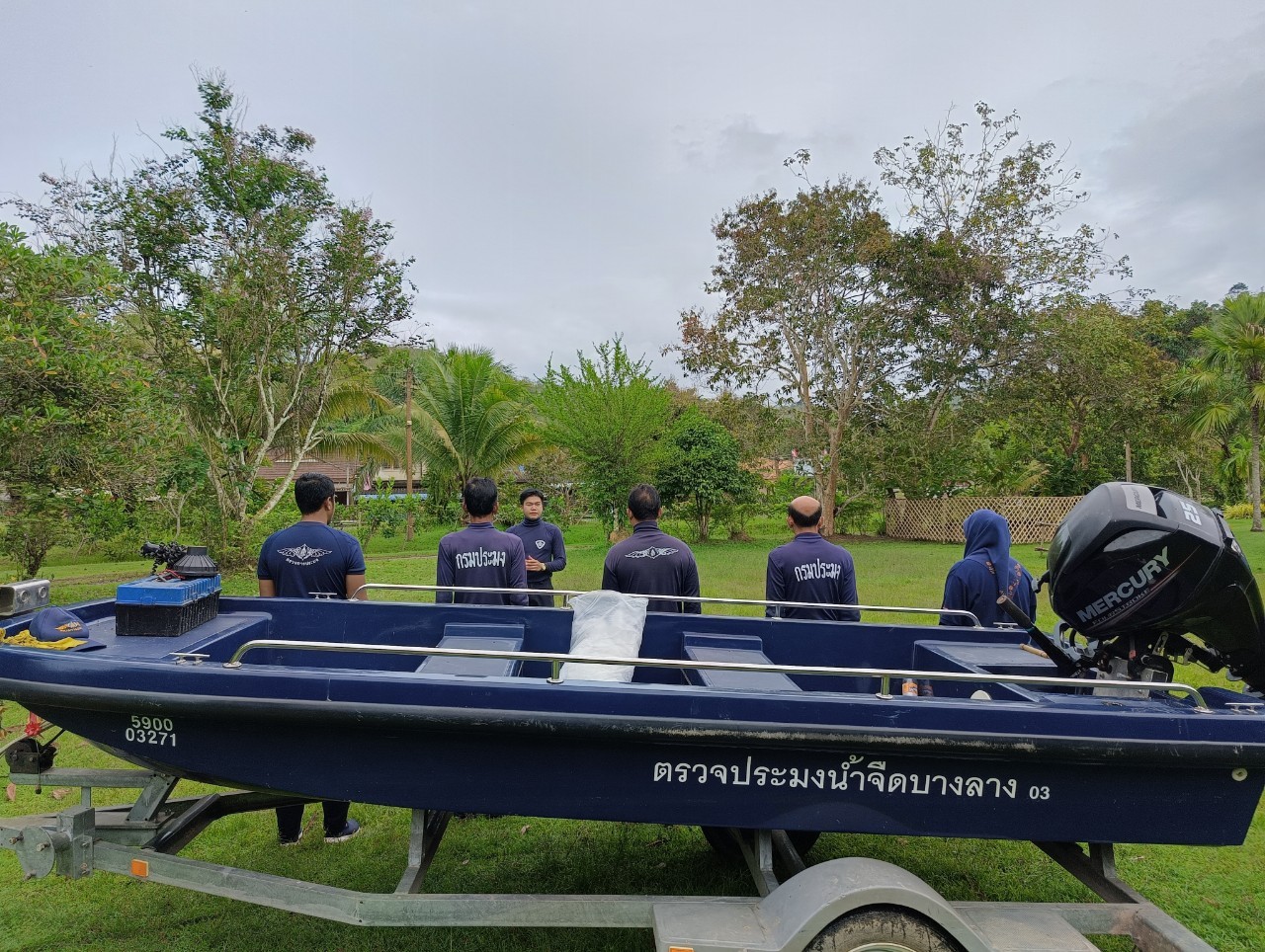 ภาพกิจกรรมการชี้แจงแนวทางและตรวจเช็คเรือตรวจประมงน้ำจืดบางลาง 03 เพื่อเตรียมความพร้อมรับสถานการณ์ พายุ