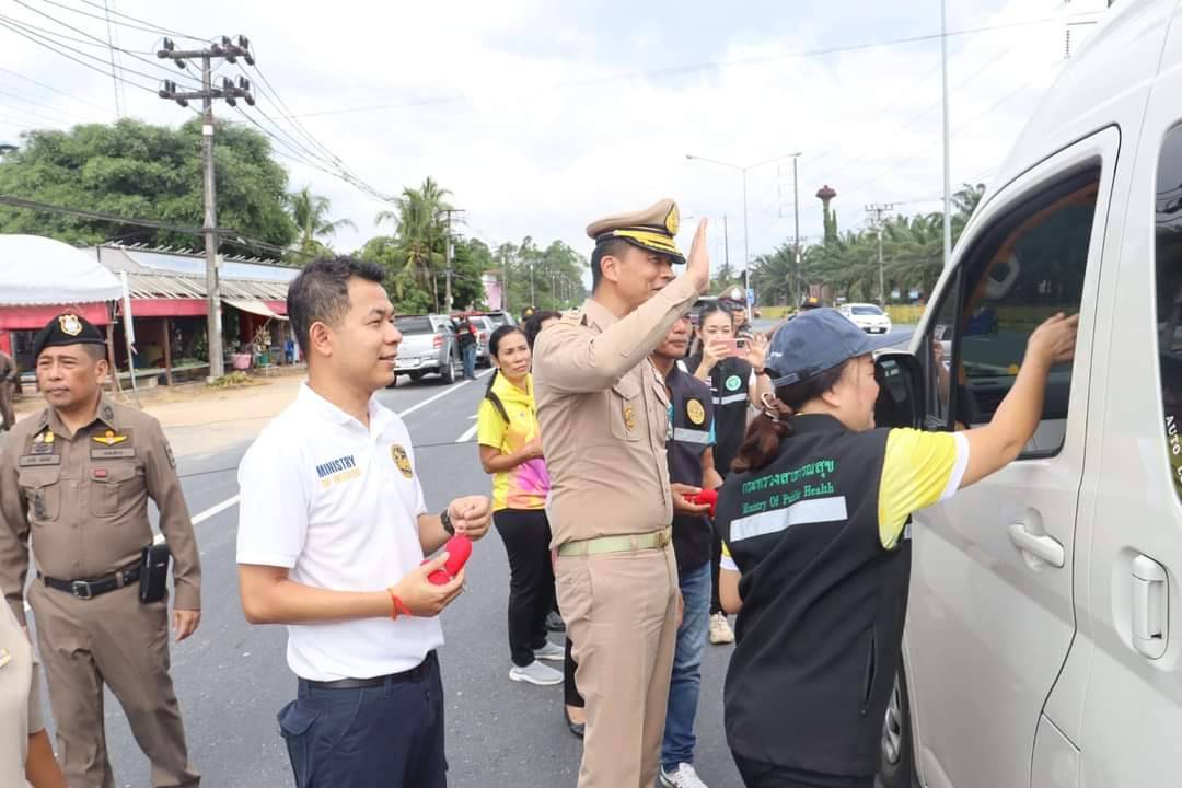 ลงพื้นที่ตรวจเยี่ยม และให้กำัลงใจพร้อมทั้งมอบของอุปโภค-บริโภคให้กับเจ้าหน้าที่ในการปฏิบัติงานเพื่อเป็นขวัญกำลังใจในการดูแลความปลอดภัยของประชาชน