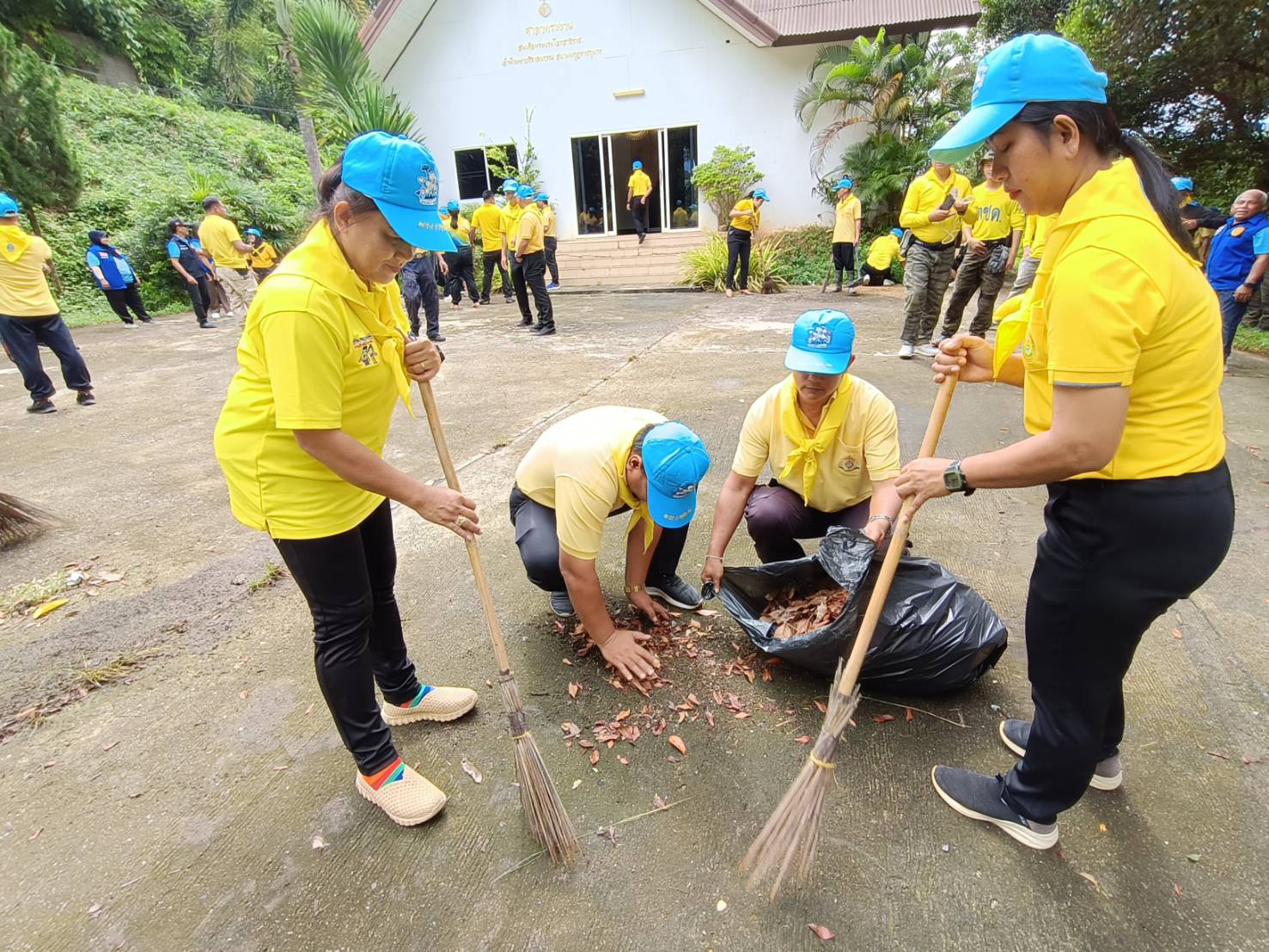  ภาพกิจกรรมเข้าร่วม กิจกรรมเอำภอยิ้มเคลื่อนที่ เพื่อบริการประชาชนในพื้นที่ โรงเรียนบ้านเยาะ