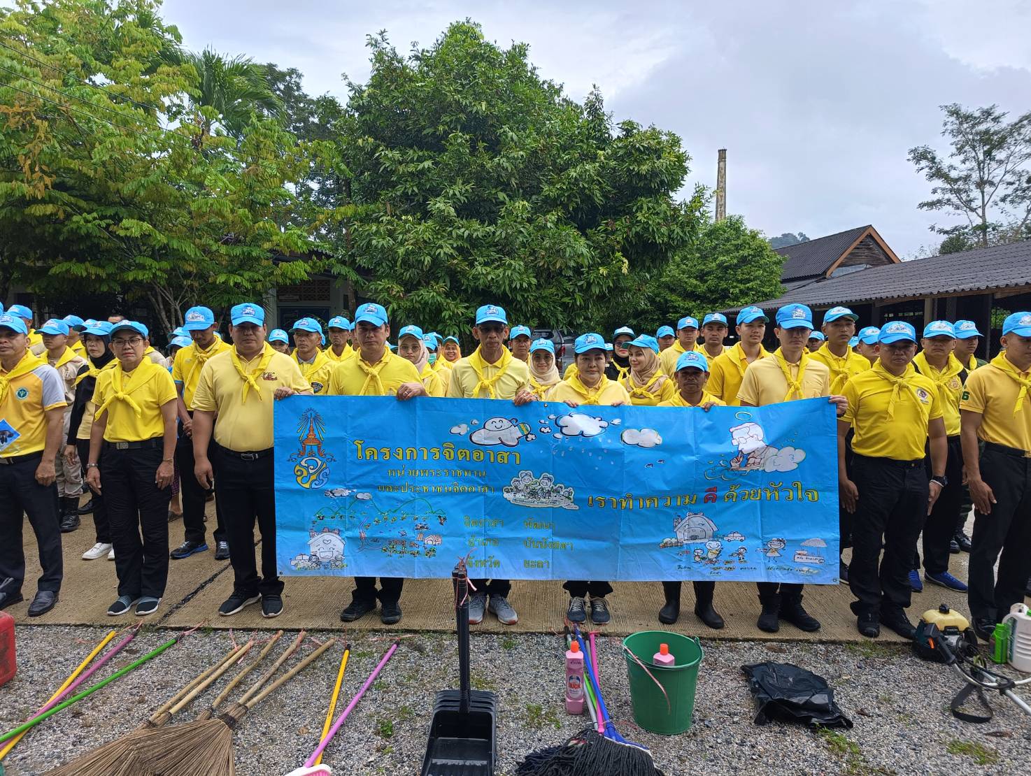 ภาพกิจกรรมเข้าร่วมโครงการสร้างความปรองดองสมานฉันท์ โดยใช้หลักทางศาสนาขยายผลสู่หมู่บ้านศีลธรรม และกิจกรรมจิตอาสาพัฒนาปรับปรุงภูมิทัศน์บริเวณวัด..คลิก