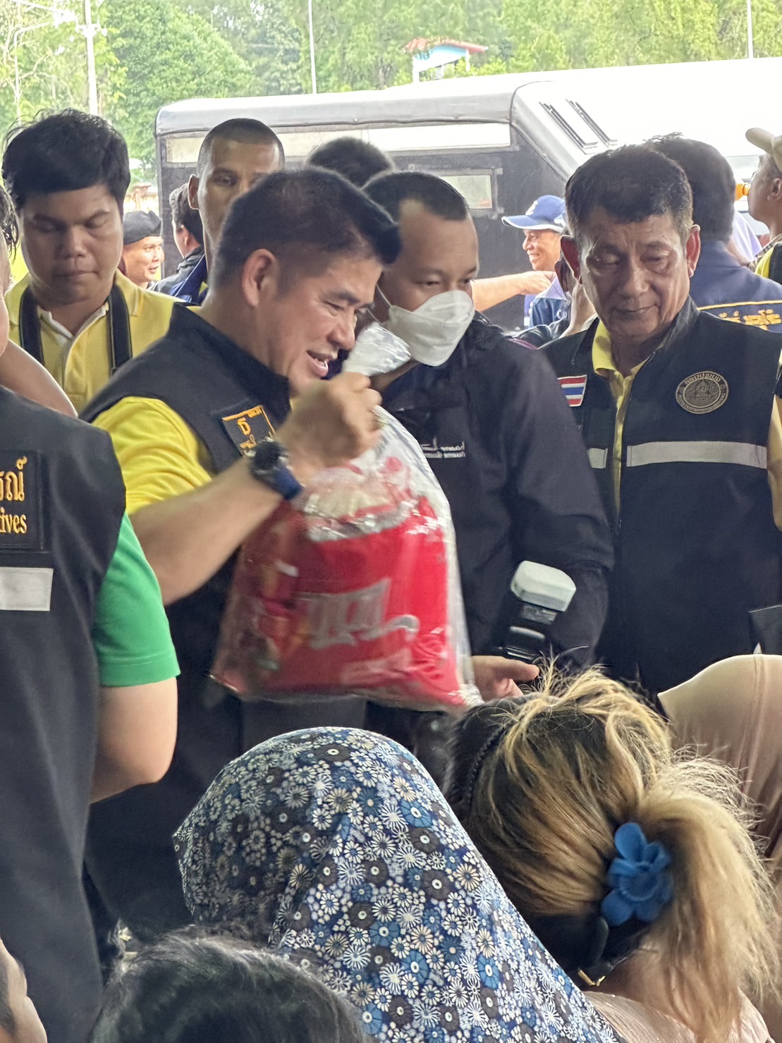 ร้อยเอกธรรมนัส พรหมเผ่า  รัฐมนตรีกระทรวงเกษตรและสหกรณ์  ลงพื้นที่ตรวจเยี่ยมพื้นที่ประสบอุทกภั..คลิก