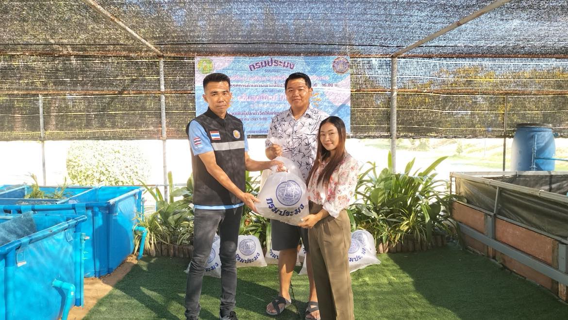 ศูนย์ฯ อ่างทอง มอบพันธุ์ปลาน้ำจืดให้แก่เกษรกรและประชาชน ในกิจกรรม “เพิ่มสุขปีใหม่ มีกิน มีใช้ สุขใจไปกับกรมประมง”..คลิก
