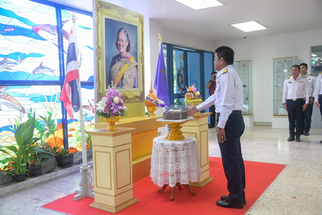 สมเด็จพระกนิษฐาธิราชเจ้า กรมสมเด็จพระเทพรัตนราชสุดา ฯ สยามบรมราชกุมารี พระราชทานเค้กให้แก่ข้าราชการ และเจ้าหน้าที่กรมประมง เนื่องในโอกาสวันขึ้นปีใหม่ พุทธศักราช 2567..คลิก