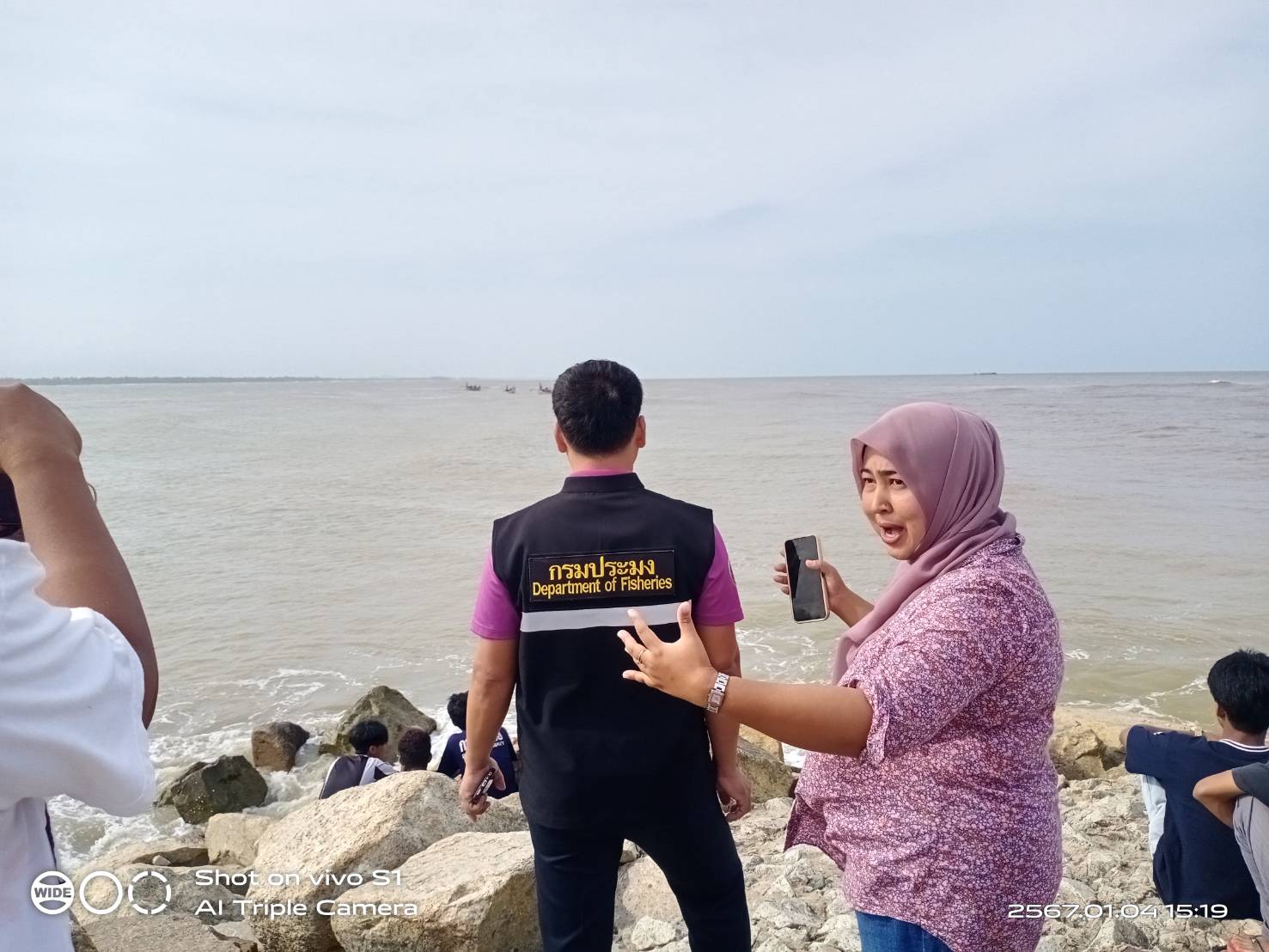 เข้าช่วยเหลือผู้ประสบเหตุเรืออับปาง เนื่องจากคลื่นลมแรง บริเวณปากร่องน้ำนราธิวาส..คลิก