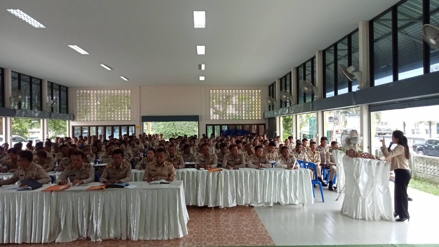 ประมงอำเภอเขาชัยสน ร่วมประชุมประจำเดือนกำนัน  ผู้ใหญ่บ้าน ฯ ณ ศาลาประชาคมอำเภอเขาชัยสน ได้ชี้แจงข้อราชการ ของ สำนักงานประมงอำเภอเขาชัยสน..คลิก