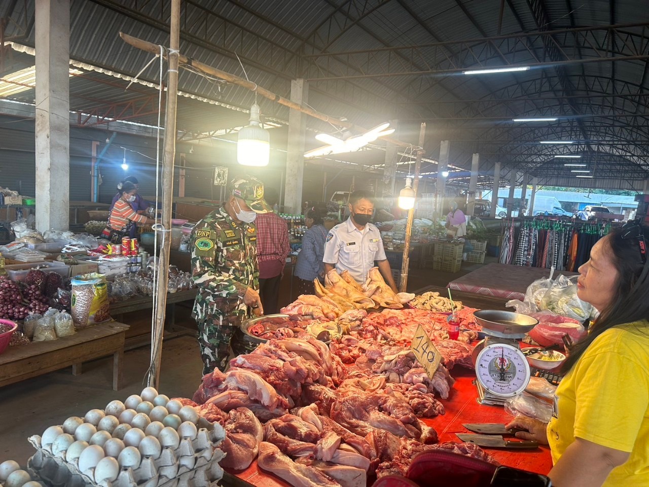 ตรวจสินค้าประมงที่นำเข้า ส่งออก ทางจุดผ่อนปรนทางการค้าบ้านหนองปรือ