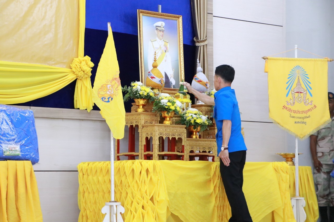 นายบุญหลาย กุลนารัตน์ ประมงจังหวัดหนองบัวลำภูพร้อมด้วย นายสมภาร วงคีรี ประมงอำเภอเมืองหนองบัวลำภู ร่วมเป็นเกียรติในพิธีเชิญผ้าห่มกันหนาวพระราชทานมอบแก่ราษฎรที่ประสบภัยหนาว จากมูลนิธิราชประชานุเคราะห์ในพระบรมราชูปถัมภ์