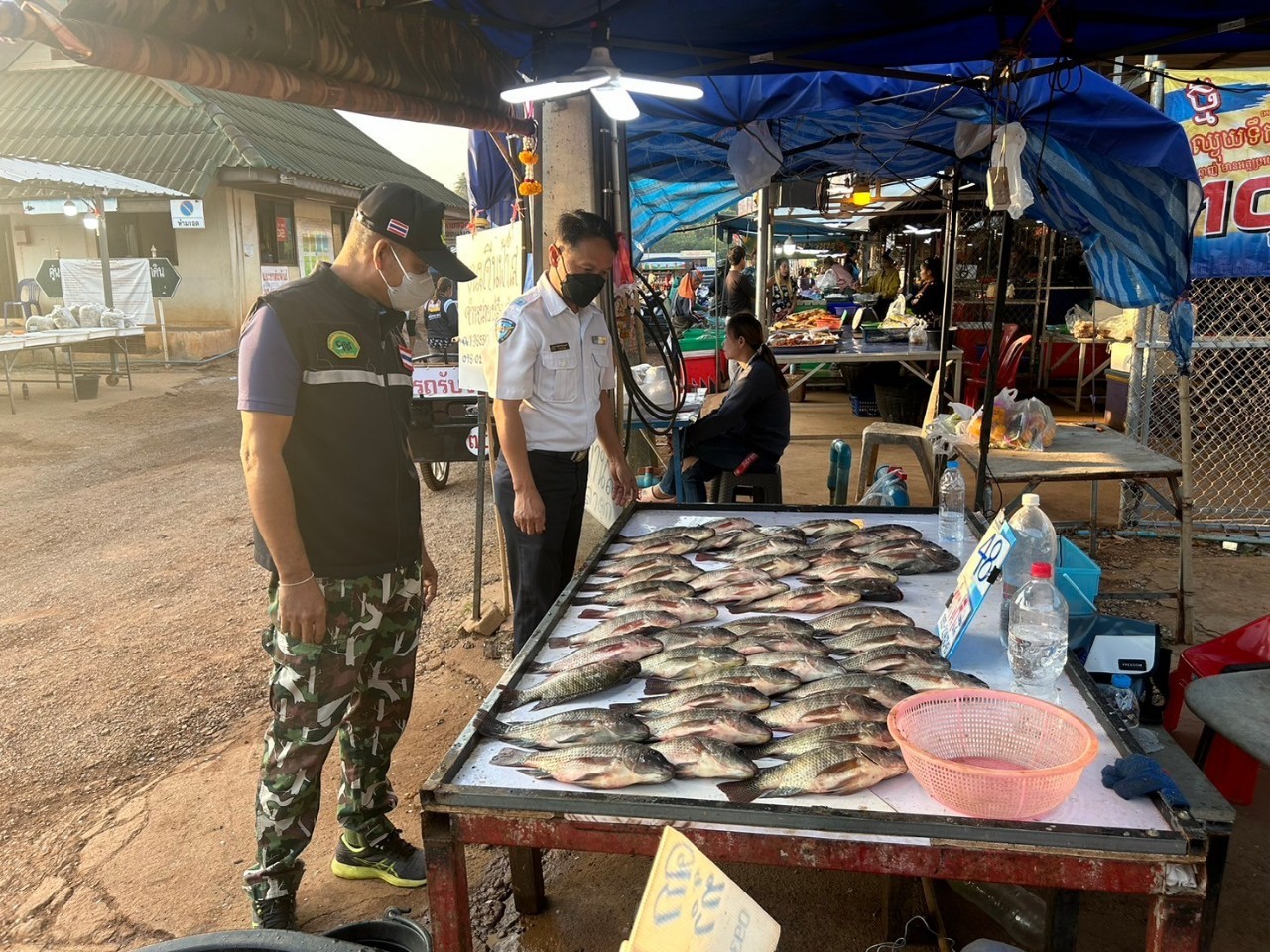 ตรวจสินค้าประมงที่นำเข้า ส่งออก ทางจุดผ่านแดนถาวรบ้านเขาดิน..คลิก