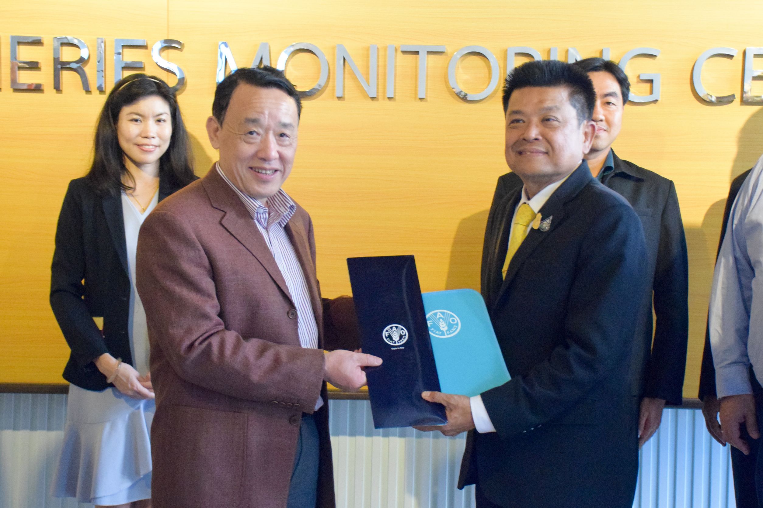 กรมประมง...เปิดศูนย์ปฏิบัติการเฝ้าระวังการทำประมงผิดกฎหมาย (FMC) เเสดงระบบตรวจติดตาม ควบคุม เฝ้าระวังการทำประมงที่มีประสิทธิภาพของไทย แก่ผู้อำนวยการใหญ่ FAO ในโอกาสเยือนประเทศไทย..คลิก
