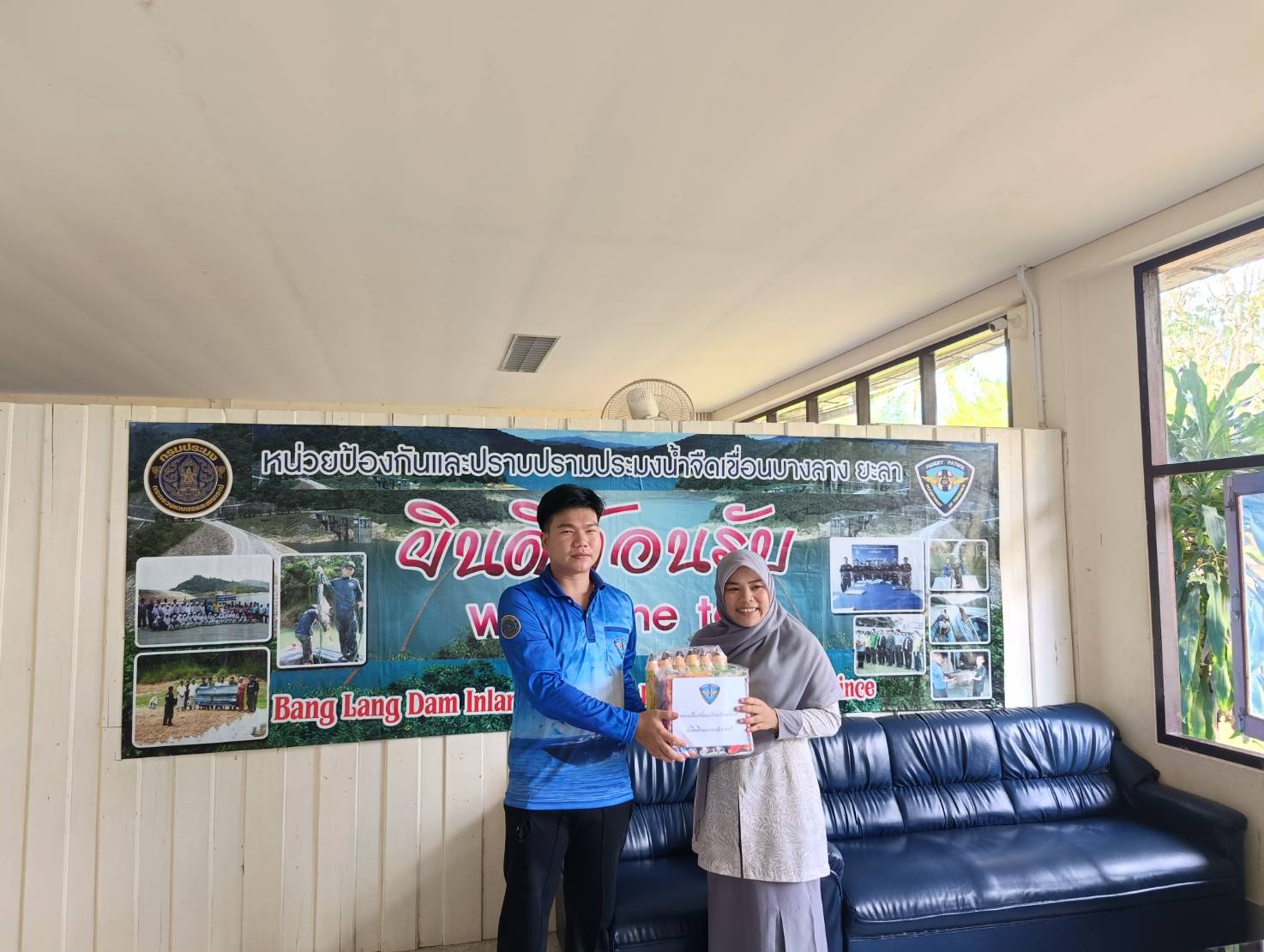 ภาพกิจกรรมมอบของรางวัล อุปกรณ์การเรียนเนื่องในวันเด็กแห่งชาติ ประจำปี พ.ศ. 2567 ให้แก่โรงเรียน..คลิก