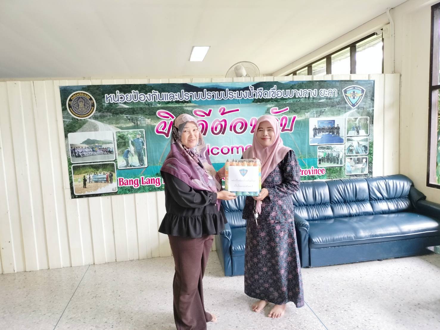ภาพกิจกรรมมอบของรางวัล อุปกรณ์การเรียนเนื่องในวันเด็กแห่งชาติ ประจำปี พ.ศ. 2567 ให้แก่โรงเรียน