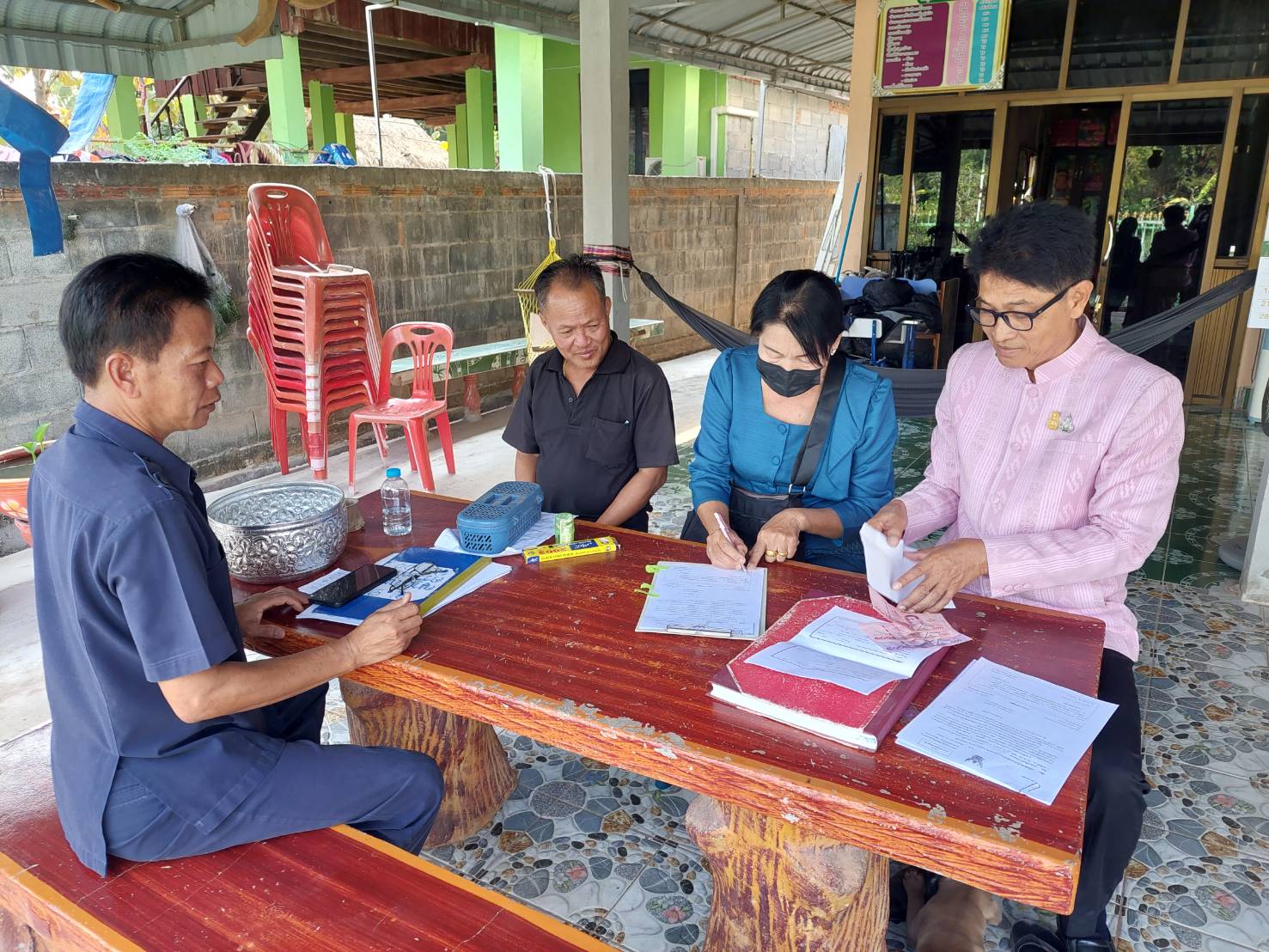 นายบุญหลาย กุลนารัตน์ ประมงจังหวัดหนองบัวลำภู ลงพื้นที่เพื่อติดตามผลการโอนเงินช่วยเหลือเกษตรกรที่ประสบภัยพิบัติกรณีฉุกเฉิน (อุทกภัย) ด้านประมง ปี 2566