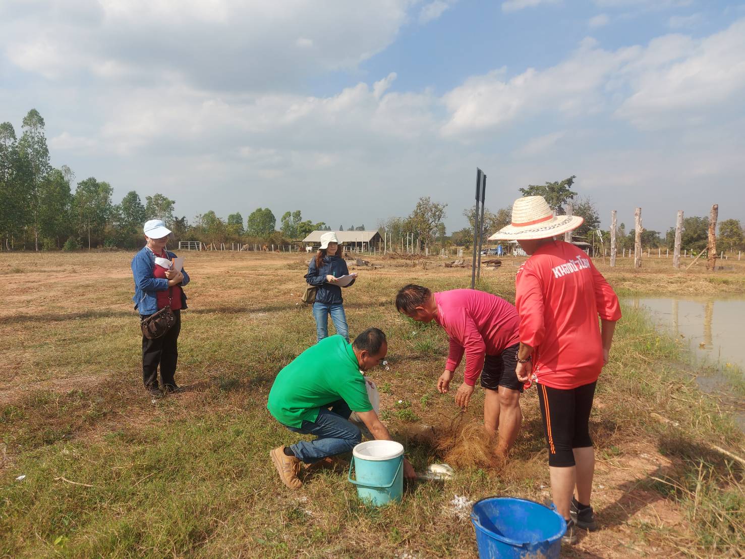 นายสมภาร วังคีรี ประมงอำเภอเมืองหนองบัวลำภู ร่วมกับเจ้าหน้าที่ศูนย์วิจัยและพัฒนาสัตว์น้ำจืดอุดรธานี ตรวจรับรองมาตรฐานฟาร์ม (GAP มกษ.)..คลิก