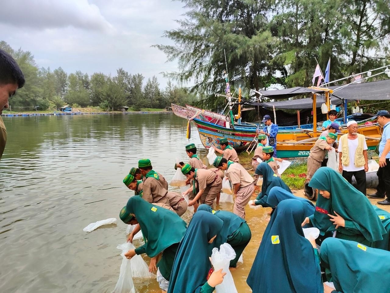 เมื่อวันที่ 27 ธันวาคม 2566 เจ้าหน้าที่ศูนย์วิจัยและพัฒนาประมงทะเลสงขลา จัดกิจกรรมปล่อยพันธุ์สัตว์น้ำ โครงการเพื่อสังคม (CSR) ภายใต้บันทึกข้อตกลงความร่วมมือ (MOU) ระหว่างบริษัท ปตท.สำรวจและผลิตปิโตรเลียมจำกัด (มหาชน) (ปตท.สผ.) และกรมประมง โครงการศึกษาวิจัยการจัดสร้างแหล่งอาศัยสัตว์ทะเลเพื่อการประมง จากขาแท่นหลุมผลิตปิโตรเลียมนอกชายฝั่งทะเลอ่าวไทย ร่วมกับผู้นำชาวประมง ชาวประมง ตำบลปะนาเระ ครูและนักเรียนโรงเรียนเชาวน์ปัญญา รวมทั้งสิ้น 70 คน