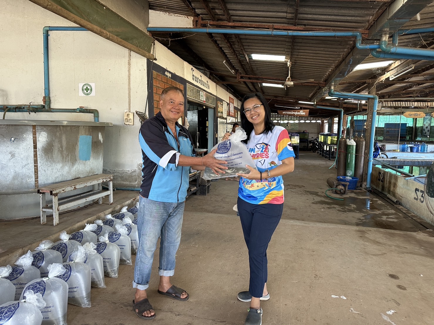 ศูนย์วิจัยและพัฒนาการเพาะเลี้ยงสัตว์น้ำจืดหนองคาย มอบพันธุ์ปลาน้ำจืด โครงการ 