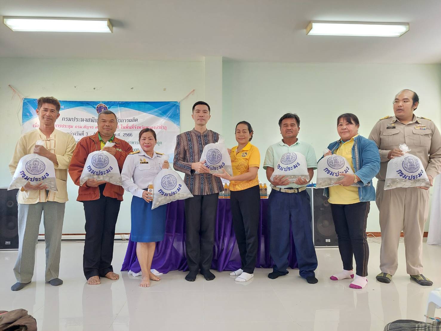 นายบุญหลาย กุลนารัตน์ ประมงจังหวัดหนองบัวลำภู มอบหมายให้ นางสาวทัศนีย์ สุนนท์ชัย หัวหน้ากลุ่มพัฒนาและส่งเสริมอาชีพการประมง นายเมธา ตาลเหล็ก ประมงอำเภอ นากลาง  พร้อมด้วยเจ้าหน้าที่สำนักงานประมงจังหวัดหนองบัวลำภู ดำเนินงานส่งเสริมให้ความรู้และมอบปัจจัย การผลิตลูกพันธุ์ปลานิลให้แก่เกษตรกรที่ร่วมโครงการช่วยเหลือด้านการประมงเพื่อสร้างแหล่งอาหารโปรตีนราคาถูก ในพื้นที่อำเภอนาวัง
