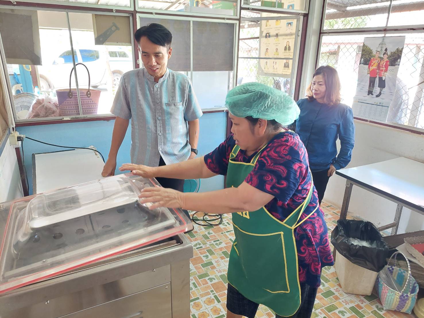 ายบุญหลาย กุลนารัตน์ ประมงจังหวัดหนองบัวลำภู มอบหมายให้นางสาวทัศนีย์ สุนนท์ชัย หัวหน้ากลุ่มพัฒนาและส่งเสริมอาชีพการประมง นายวิทยา ประเสริฐสังข์ ประมงอำเภอโนนสัง นายธีรศักดิ์ ศรีร่องหอย นักวิชาการประมงปฏิบัติการ พร้อมด้วยเจ้าหน้าที่สำนักงานประมงจังหวัดหนองบัวลำภู ดำเนินงานติดตามและเยี่ยมเยียนผลการดำเนินงาน ศพก.เครือข่ายด้านประมง (กลุ่มวิสาหกิจชุมชนแปรรูปส้มปลาหน้ากระเทียมบ้านโนนปอแดง)