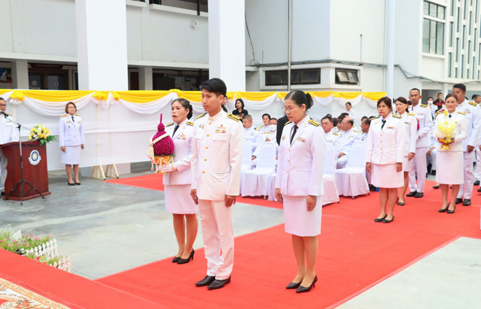 พิธีถวายพานพุ่มดอกไม้สดเบื้องหน้าพระบรมรูปหล่อพ่อขุนรามคำแหงมหาราช เนื่องในวันพ่อขุนรามคำแหงมหาราช ประจำปี 2567 ณ โถงแสงจันทร์ ชั้น 1 ศาลากลางจังหวัดจันทบุรี..คลิก