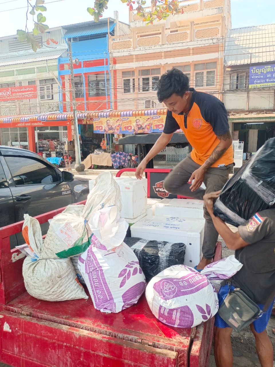 เจ้าหน้าที่ศูนย์บริหารจัดการด่านตรวจประมงเขต 1 (เชียงราย) ตรวจสอบสินค้าประมงส่งออกไปยังสาธารณรัฐประชาธิปไตยประชาชนลาว..คลิก