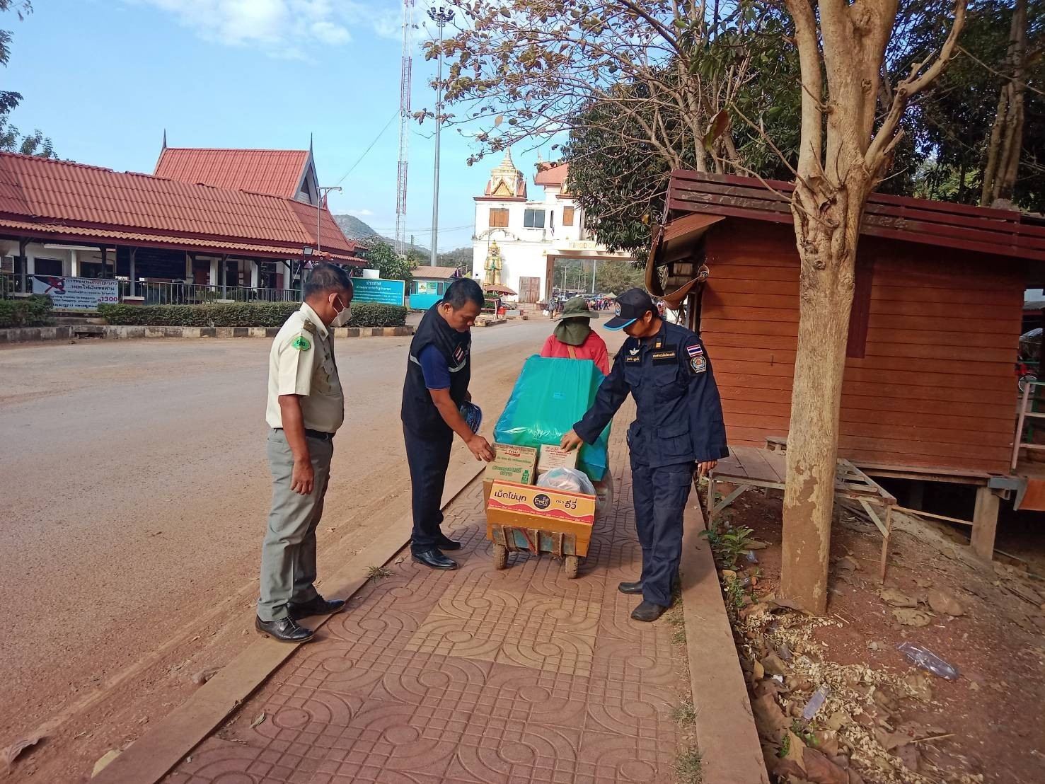 ตรวจสินค้าประมงที่นำเข้า ส่งออก ทางจุดผ่านแดนถาวรบ้านเขาดิน..คลิก