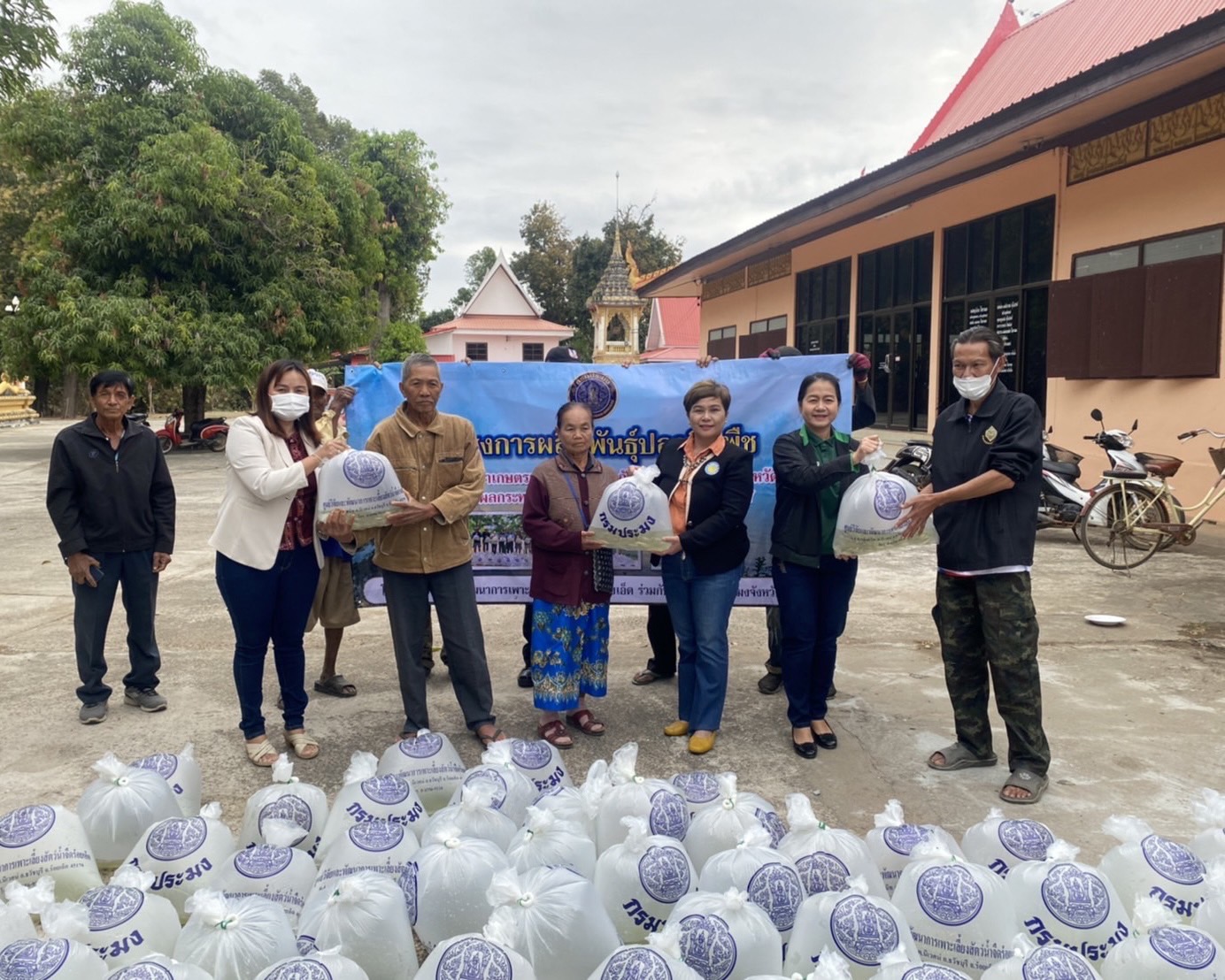 มอบพันธุ์ปลากินพืชให้แก่เกษตรกรผู้ได้รับความเสียหายจากภัยพิบัติ (อุทกภัย) ปี ๒๕๖๖ ด้านประมง ในพื้นที่อำเภอธวัชบุรี จังหวัดร้อยเอ็ด จำนวน ๒๖ ราย..คลิก