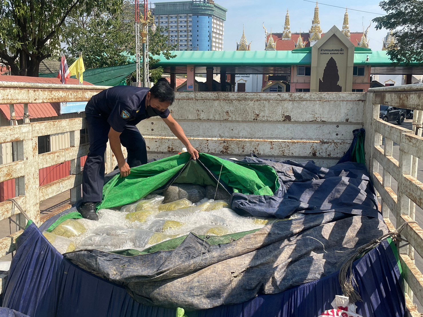 ตรวจสินค้าประมงที่นำเข้า ส่งออก ทางจุดผ่านแดนถาวรบ้านคลองลึก..คลิก