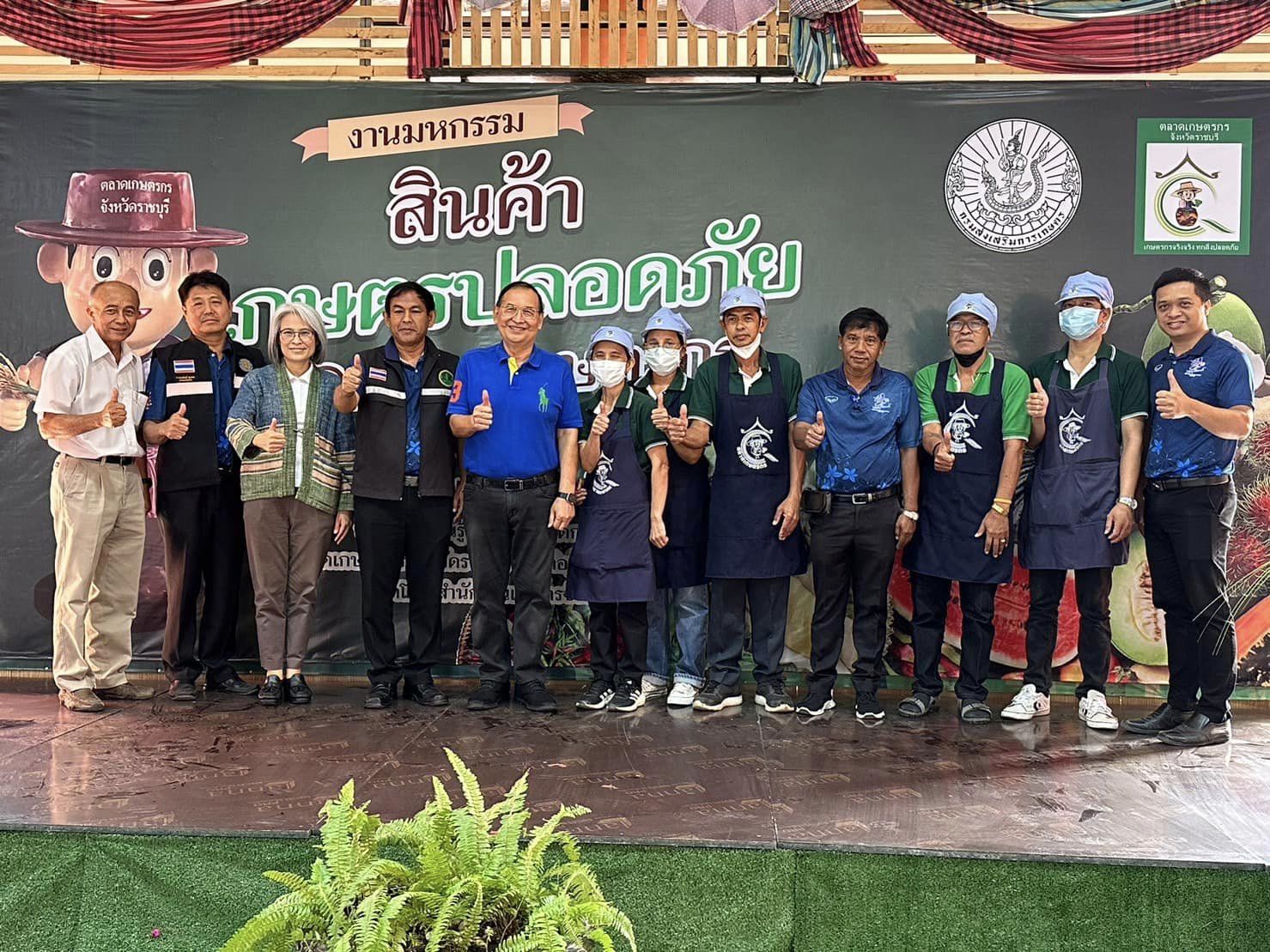 ร่วมต้อนรับพลเอกปัฐมพงศ์ ประถมภัฏ สมาชิกวุฒิสภา และที่ปรึกษาคณะกรรมาธิการการเกษตรและสหกรณ์ วุฒิสภา ในโอกาสที่มาเยี่ยมชมกิจการของตลาดเกษตรกรจังหวัดราชบุรี..คลิก