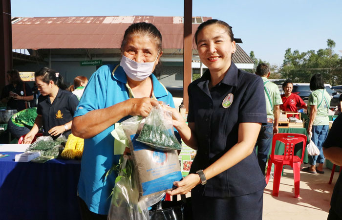 โครงการคลินิกเกษตรเคลื่อนที่ ในพระราชานุเคราะห์ สมเด็จพระบรมโอรสาธิราช สยามมกุฎราชกุมาร ณ องค์การบริหารส่วนตำบลวังใหม่ หมู่ 3 ต.วังใหม่ อ.นายายอาม จ.จันทบุรี..คลิก