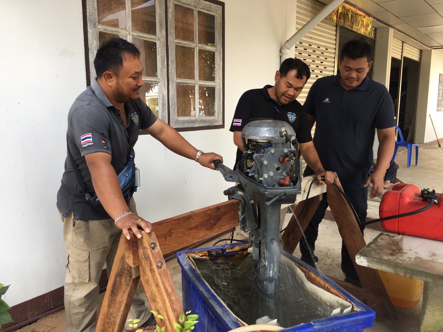 ร่วมกันตรวจสอบระบบไฟเครื่องยนต์เรือ