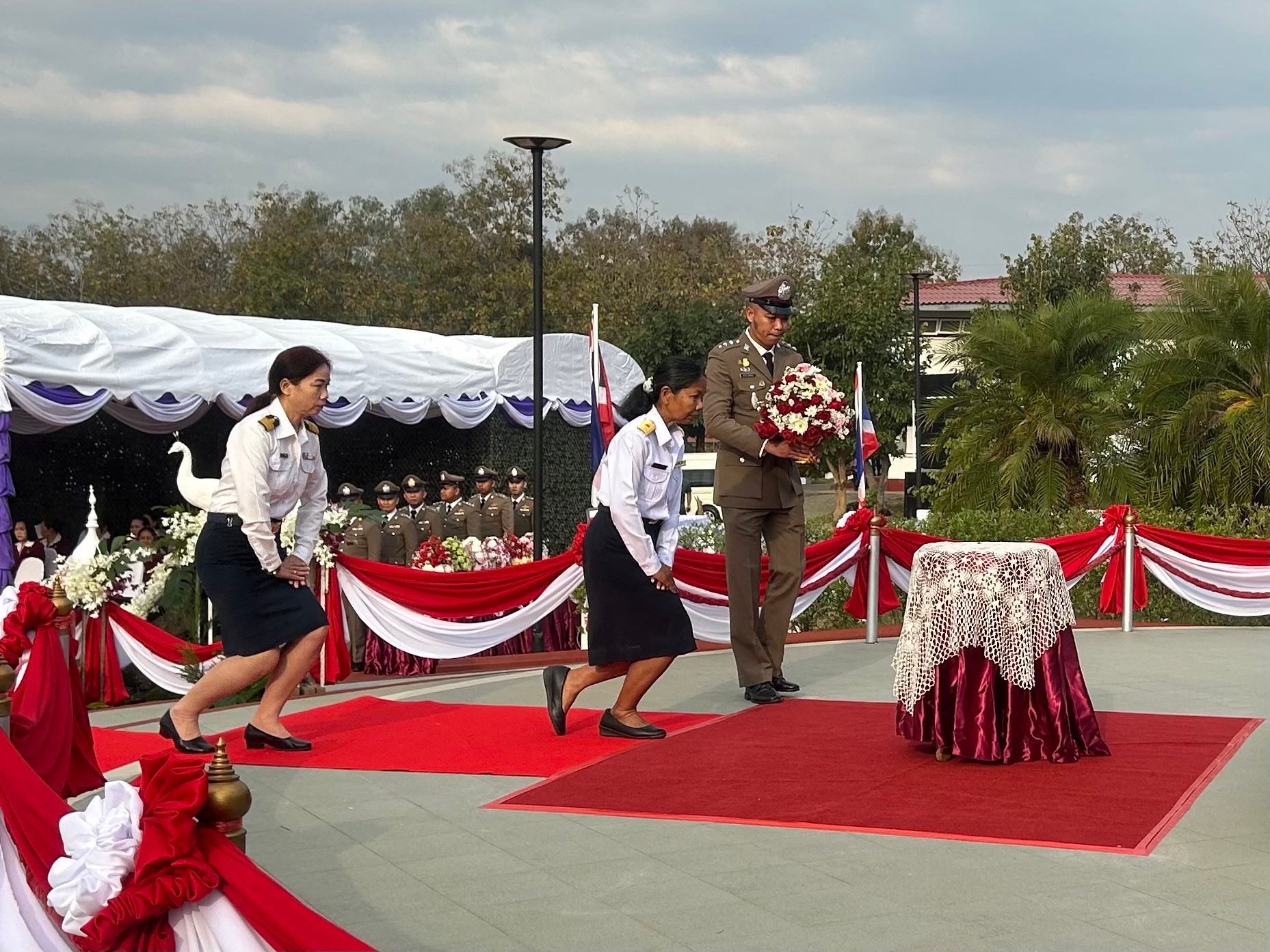 ร่วมพิธีวางพานพุ่มสักการะพระอนุสาวรีย์พญางำเมือง เนื่องในวันคล้ายวันสถาปนาค่ายพญางำเมือง
