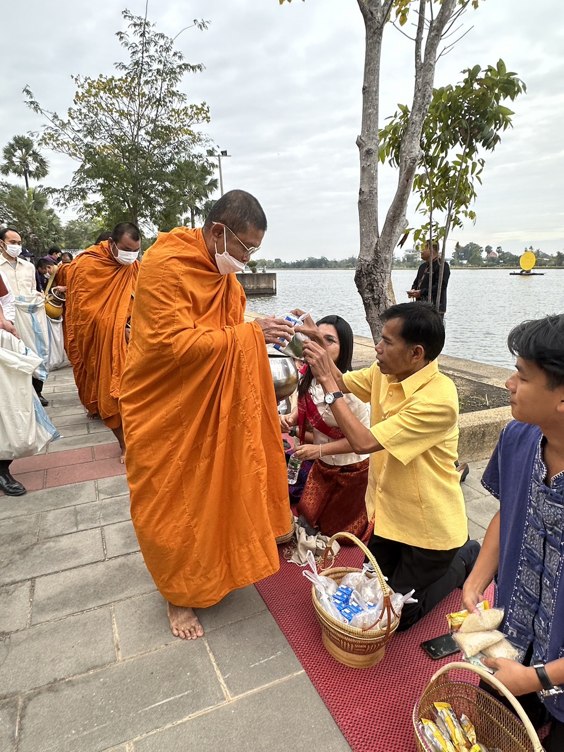 ร่วมทำบุญตักบาตร กิจกรรม ศรีสะเกษพร้อมใจ นุ่งผ้าไทยใส่บาตร..คลิก