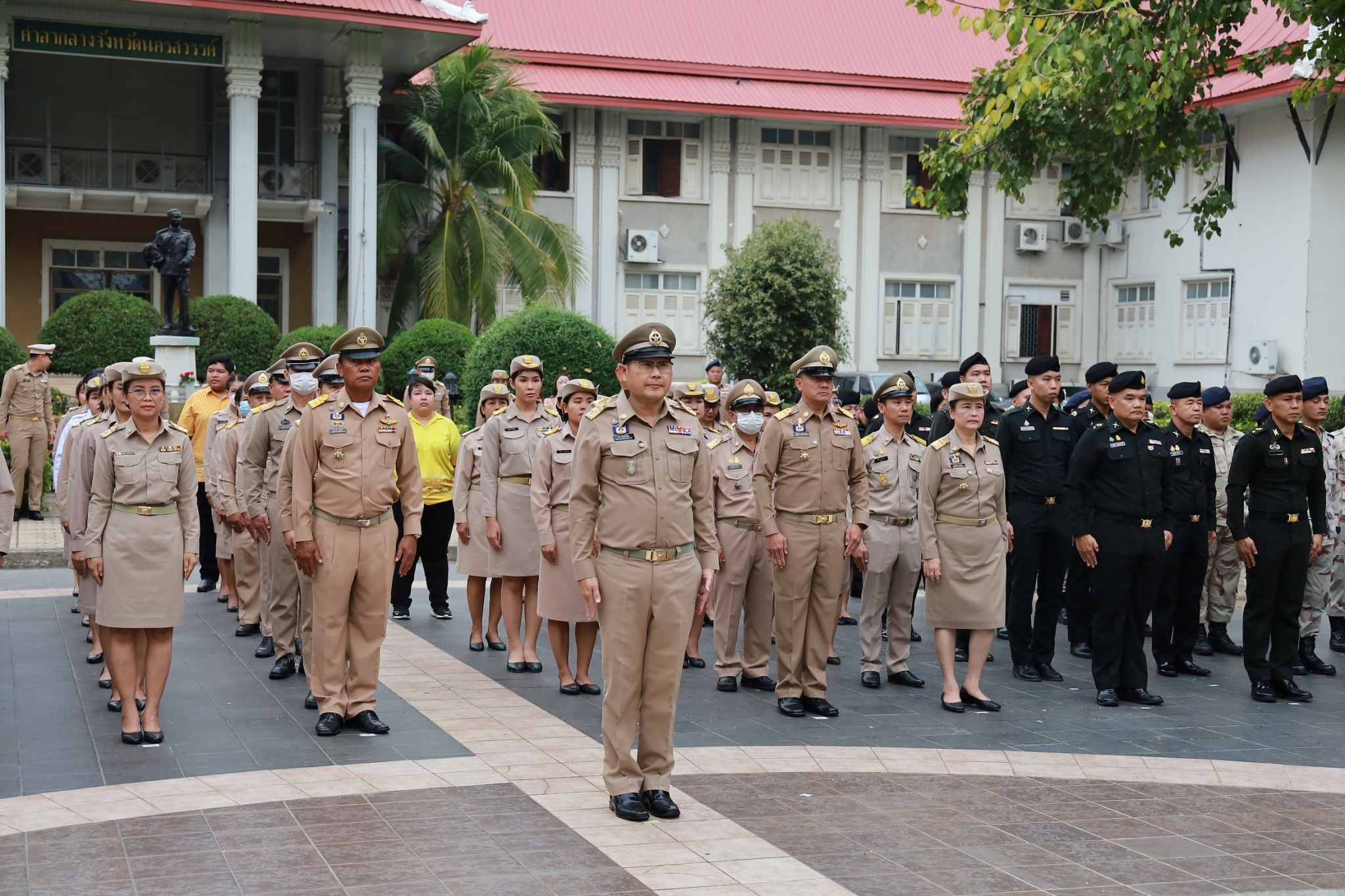 กิจกรรมเคารพธงชาติไทย สวดมนต์ไหว้พระ และถวายความเคารพหน้าพระบรมฉายาลักษณ์พระบาทสมเด็จพระเจ้าอยู่หัว..คลิก