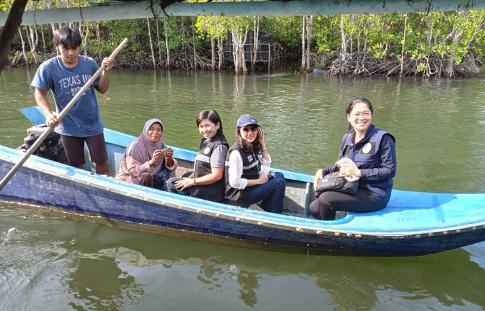 ผู้อำนวยการศูนย์ฯ คุ้งกระเบน พาชมบรรยากาศความสวยงามของแนวป่าชายเลน และฟาร์มปูนิ่ม จ.พังงา ในโอกาสลงพื้นที่เพื่อคัดเลือกเกษตรดีเด่น (ประเภทอาชีพเพาะเลี้ยงสัตว์น้ำกร่อย)..คลิก
