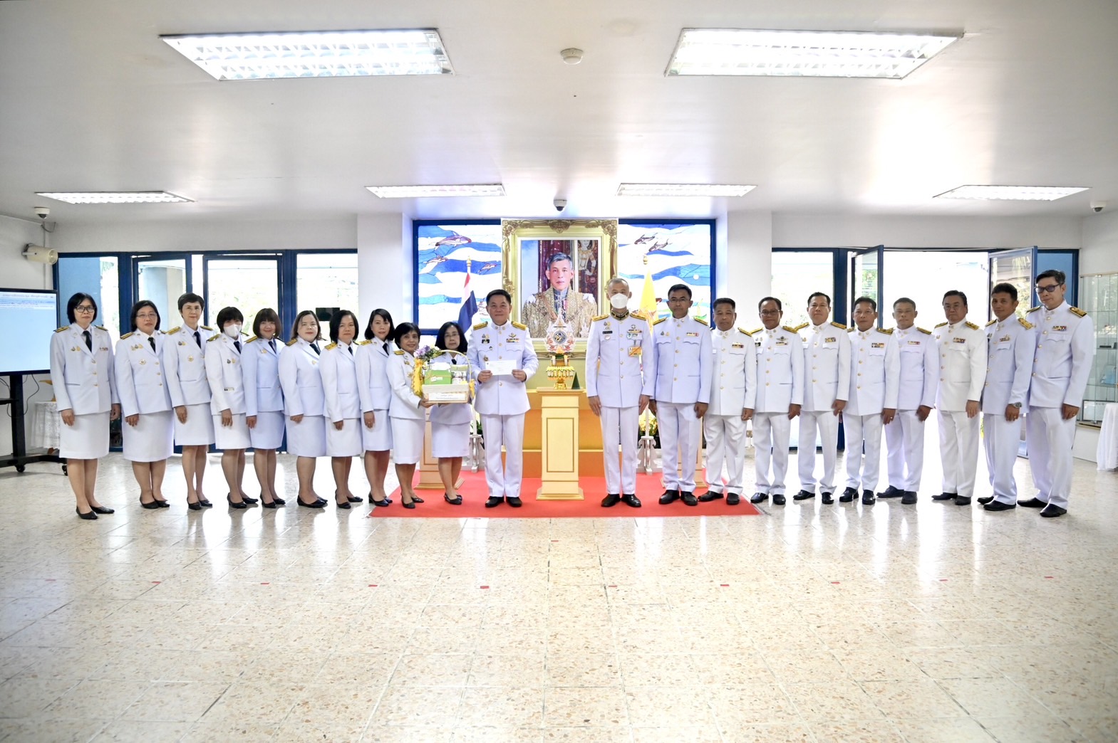 พระบาทสมเด็จพระวชิรเกล้าเจ้าอยู่หัว ทรงพระกรุณาโปรดเกล้าโปรดกระหม่อมพระราชทานกระเช้าแก่กรมประมง..คลิก