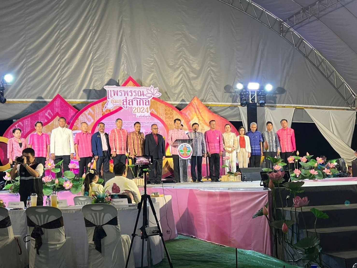 นายบุญหลาย กุลนารัตน์ ประมงจังหวัดหนองบัวลำภู มอบหมายให้ นางถนอมขวัญ นอศรี หัวหน้ากลุ่มบริหารและยุทธศาสตร์ ร่วมเป็นเกียรติในงานออกรางวัลสลากกาชาดการกุศล
