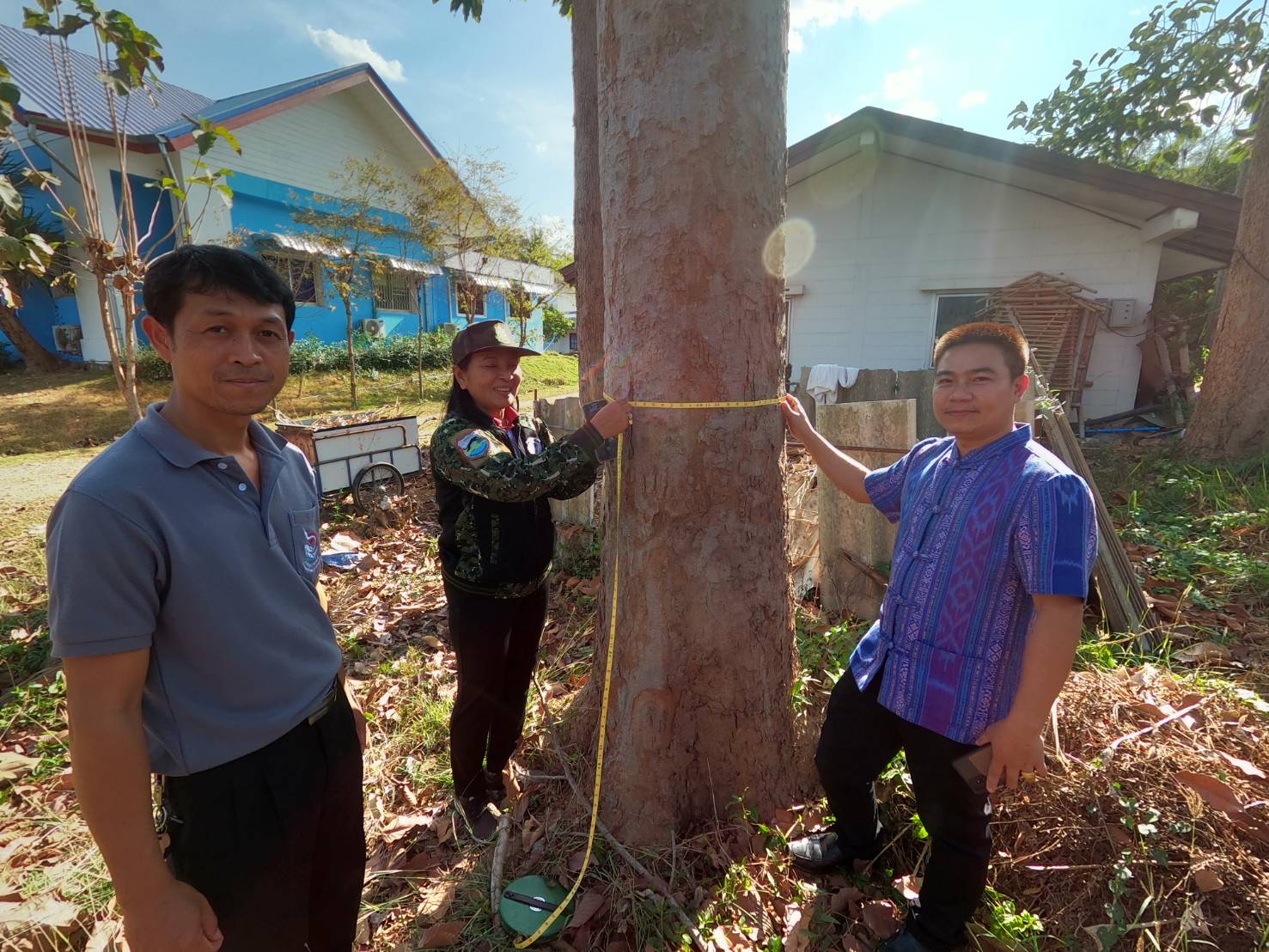 นายสมภาร วังคีรี ประมงอำเภอเมืองหนองบัวลำภู พร้อมด้วยคณะกรรมการตรวจสอบประเมินราคาไม้ ร่วมวัดขนาดต้นไม้..คลิก