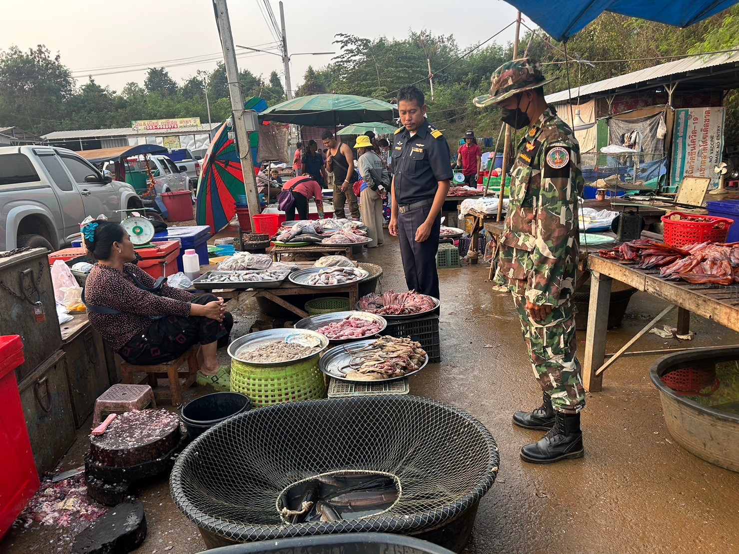 ตรวจสินค้าประมงที่นำเข้า ส่งออก ทางจุดผ่านแดนถาวรบ้านเขาดิน..คลิก