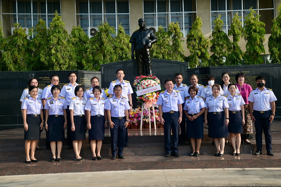 เข้าพิธีวางพวงมาลาอนุสาวรีย์ฯ..คลิก