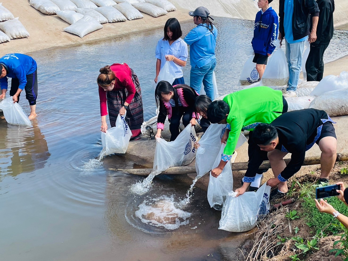 ดำเนินการประเมินทรัพยากรสัตว์น้ำ ในลำห้วยน้ำขาว และปล่อยพันธุ์สัตว์น้ำเพื่อฟื้นฟูทรัพยากรสัตว์น้ำ ณ บริเวณฝายชะลอน้ำของโครงการพัฒนาพื้นที่สูงแบบโครงการหลวงห้วยน้ำขาว..คลิก