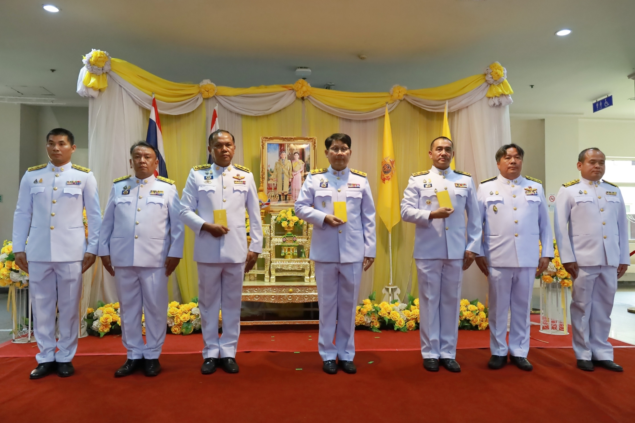 พิธีมอบปฏิทินหลวงพุทธศักราช 2567 พระราชทานสำหรับความสุขปีใหม่ เบื้องหน้าพระบรมฉายาลักษณ์ พระบาทสมเด็จพระเจ้าอยู่หัว และสมเด็จพระนางเจ้าฯ พระบรมราชินี..คลิก