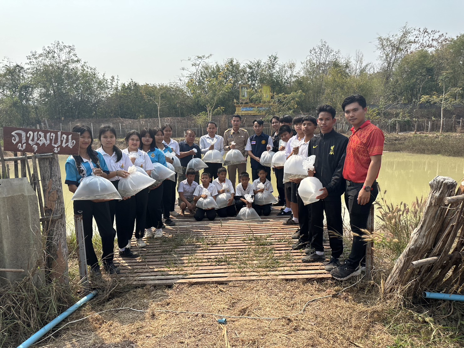 นายบุญหลาย กุลนารัตน์ ประมงจังหวัดหนองบัวลำภู มอบหมายให้นายวิทยา ประเสริฐสังข์ ประมงอำเภอโนนสัง ส่งมอบปัจจัยการผลิตด้านประมงให้กับโรงเรียนกองทุนการศึกษา โครงการบ้านหลังที่ 2..คลิก